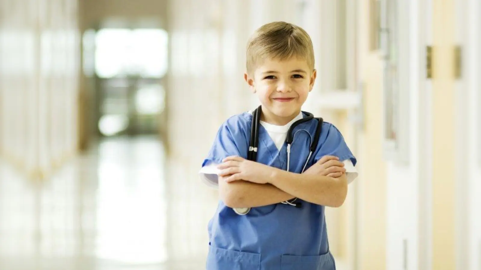 Kids können beim Tag der offenen Tür in der Klinik Dr. Rinecker im Rahmen der Kinderuni ihren „Ehrendoktor” machen. (Foto: istockphoto)
