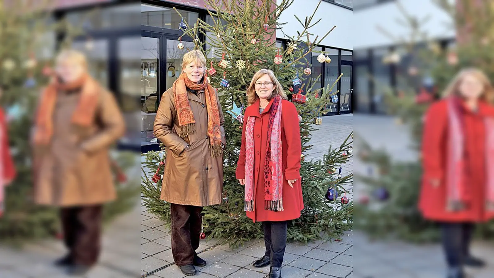 Bürgermeisterin Ursula Mayer und Schulleiterin Claudia Gantke freuen sich über den schönen Baum vor dem Gymnasium.  	 (Foto: Privat)