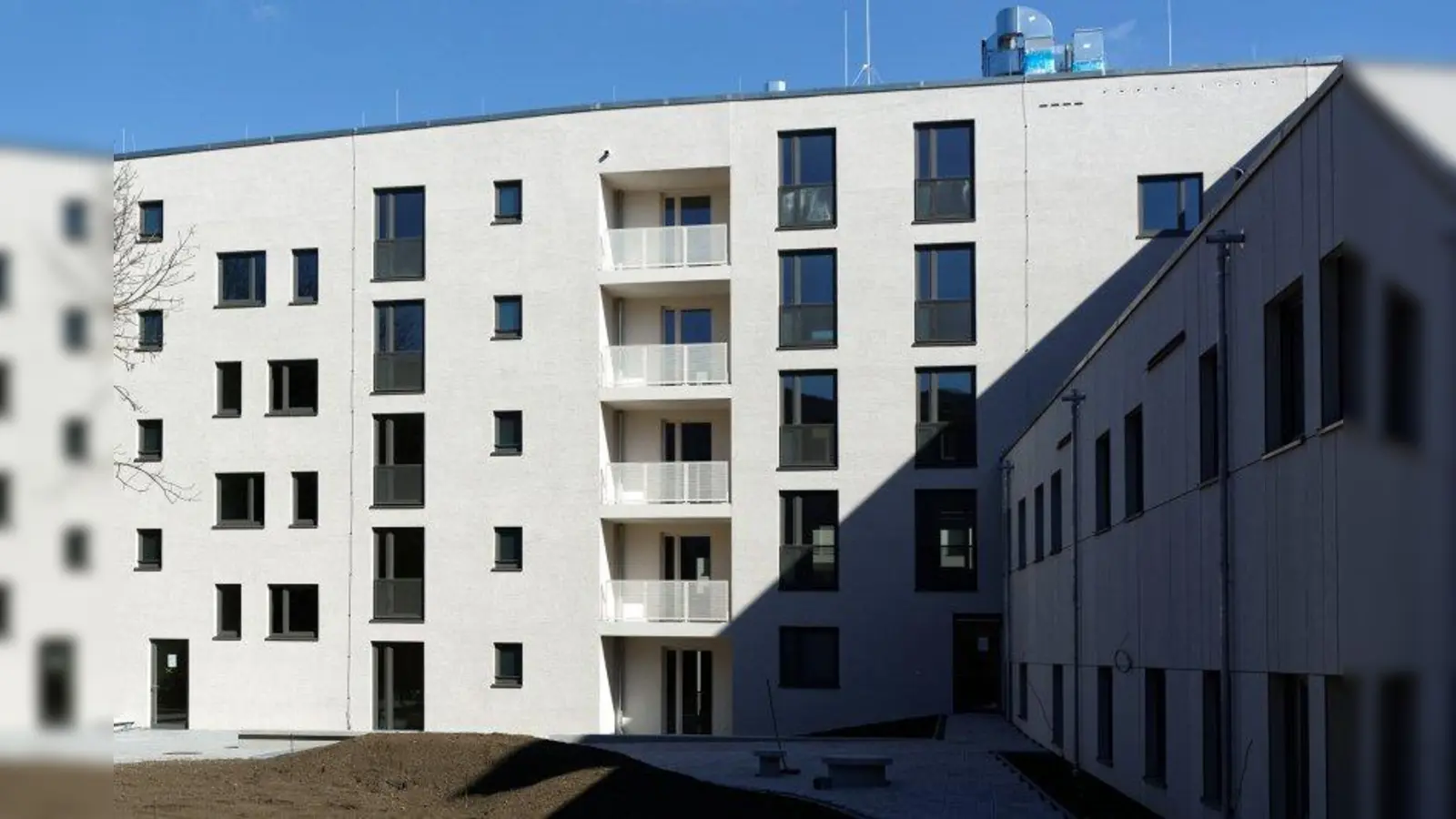 So sieht der Innenhof an der Brantstraße aus. Im Gebäude (oben rechts) ließ die Gewofag Nistkästen in der Fassade anbringen. (Foto: Roland Weegen)