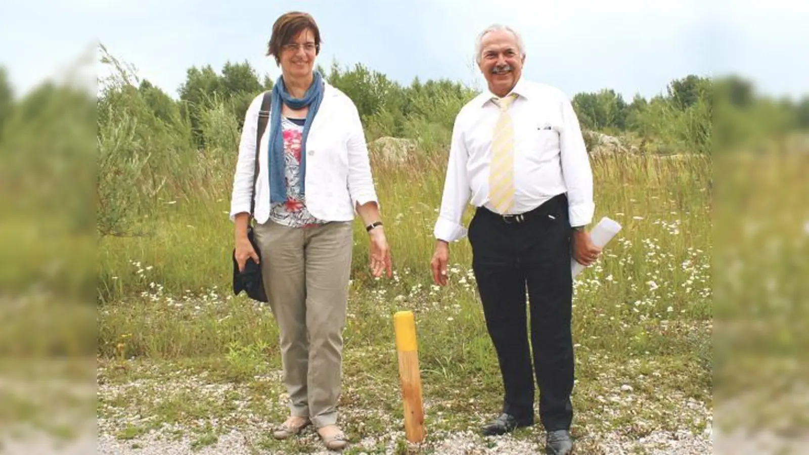 Auf markierten Wegen mit bunten Holzpfosten am Wegesrand darf man die Fröttmaninger Heide betreten, wie Heideflächenvereinschef Rolf Zeitler und Heidehaus-Geschäftsführerin Christine Joas demonstrierten. 	 (Foto: ws)