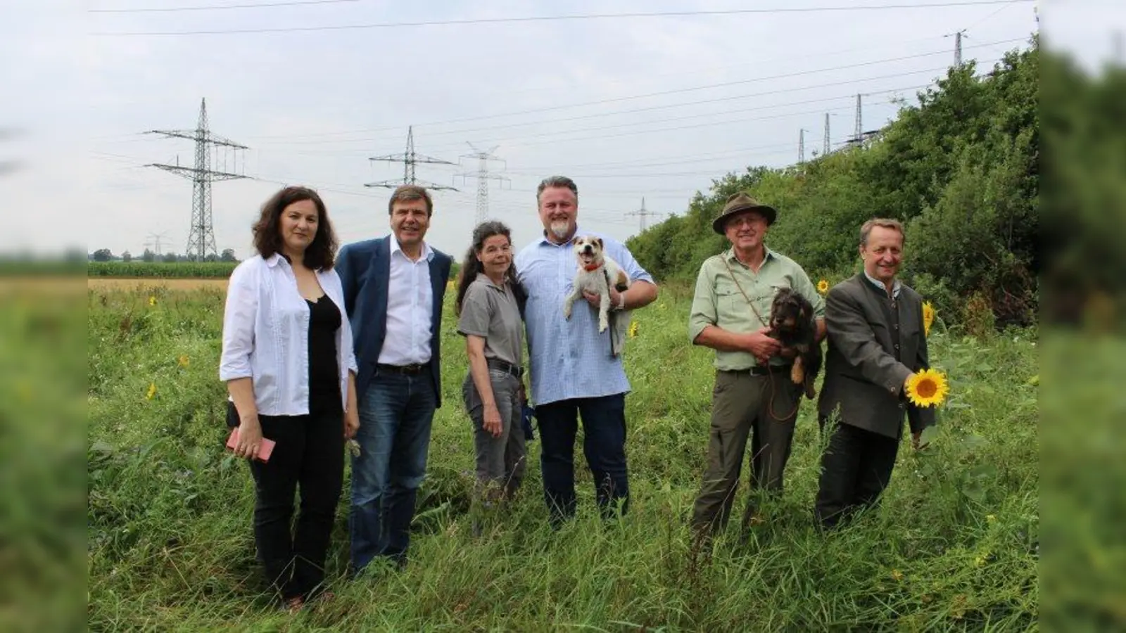 Esther Veges, Geschäftsführerin des Landschaftspflegeverbandes Dachau e.V., Bürgermeister Stefan Kolbe, Sybille Hein von der Unteren Naturschutzbehörde, Jagdpächter Maximilian Schuster, Jagdaufseher Walter Winkler und Georg Bichler, stellvertretender Vorsitzender des Jagdschutz- und Jägervereins (JJV) Dachau, bei der Präsentation der Ausgleichsfläche. (Foto: sb)