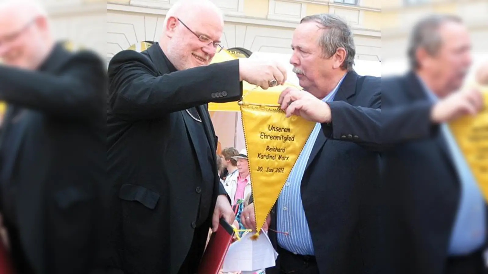 Uwe Ritschel (re.) überreichte Kardinal Reinhard Marx einen Ehrenwimpel.  (Foto: VA)