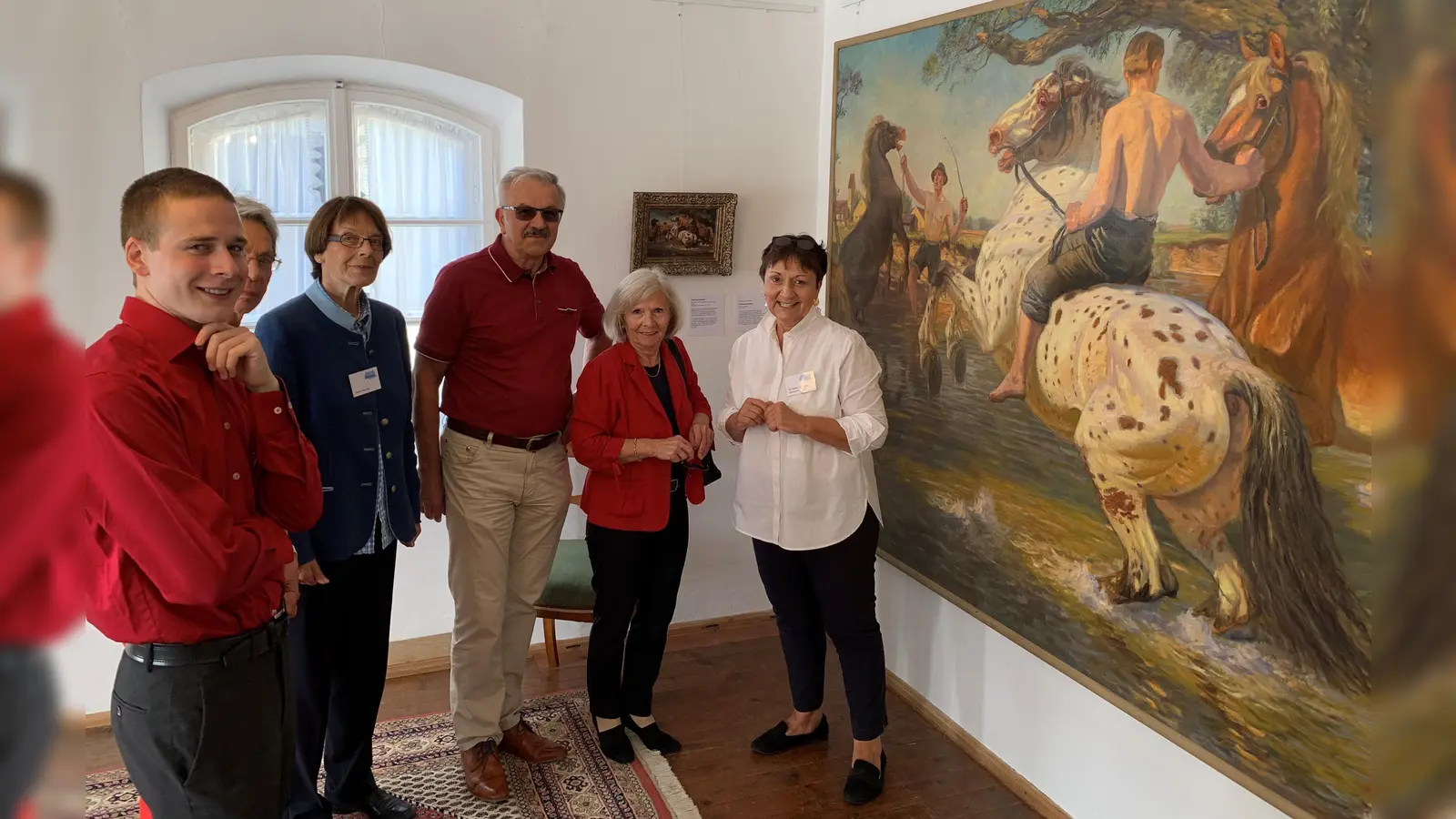 2. Bürgermeister Ludwig Kirmair (Mitte) gratuliert dem Museumsteam zum Museums-Geburtstag. (Foto: W. Kronseder)