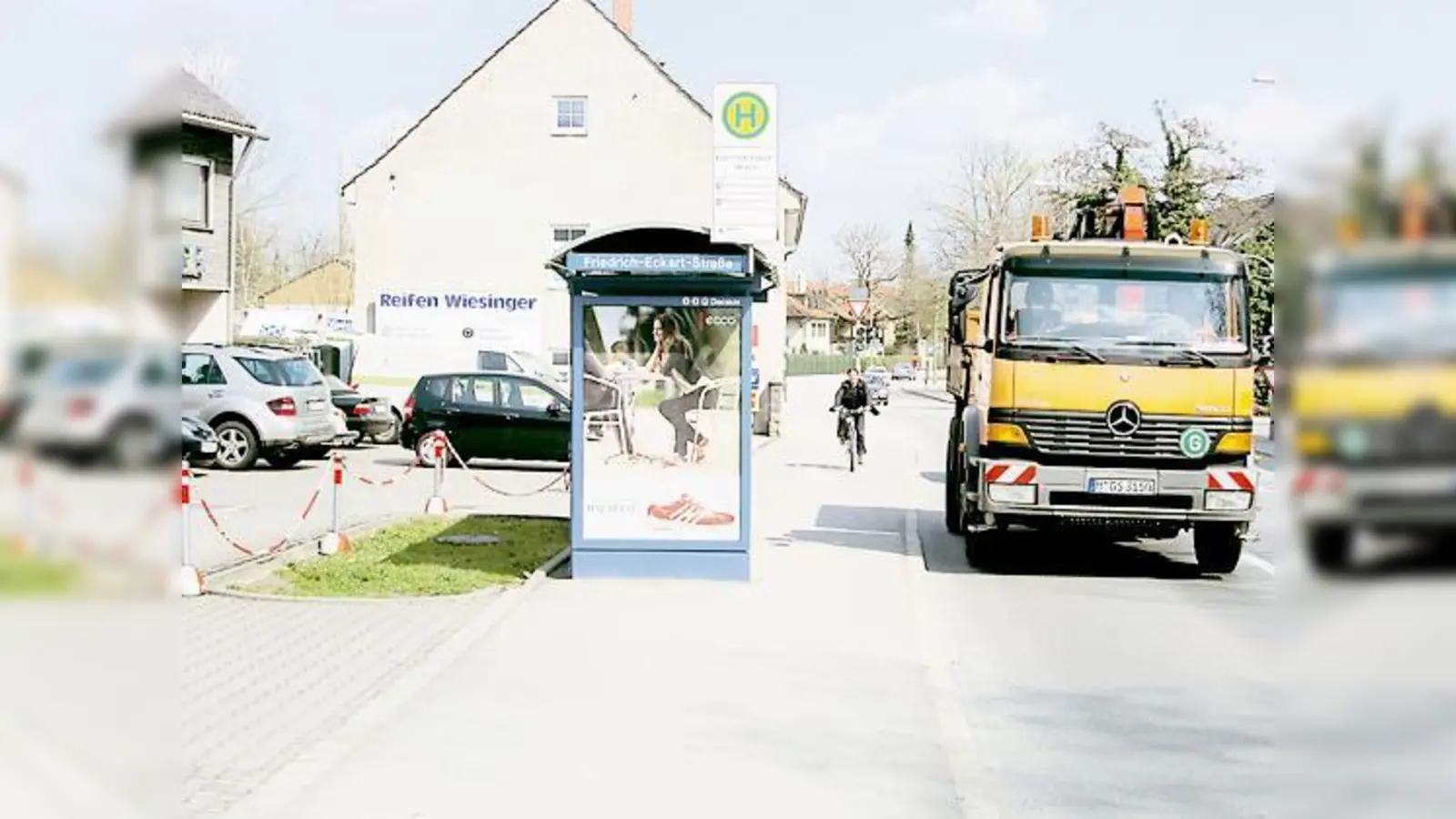 Eng geht s zu auf dem Radweg an der Eggenfeldener Straße.	 (Foto: ikb)