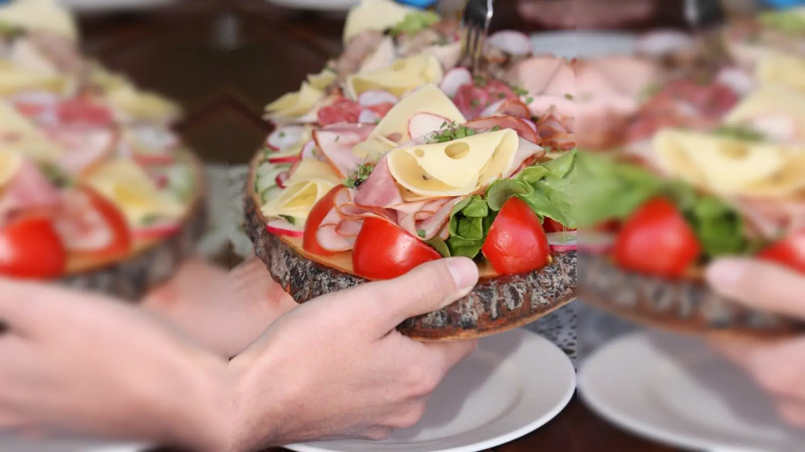 Von der bayerischen Brotzeit im Wirtshaus bis zu Familienfeiern: Die Corona-Einschränkungen in der Gastronomie wurden erneut gelockert. (Foto: job)