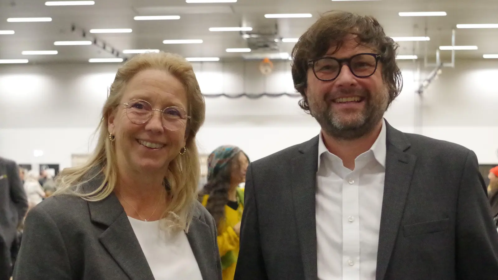 Bei der Bürgerversammlung führte Stadtrat Sebastian Weisenburger (Grüne) durch den Abend, Sabine Nasko (CSU), stellvertretende Vorsitzende des Bezirksausschusses, berichtete über die Arbeit des Bürgergremiums. (Foto: Beatrix Köber)