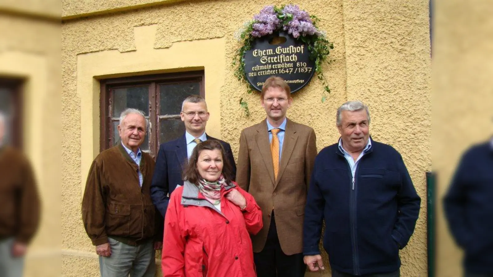 Freuen sich über die Hinweistafel, v. l.: Albert Bichler, Arpád von Gaál, Evelyn Lang, Gerhard Niembs und Bruno Seeholzer. (Foto: pst)