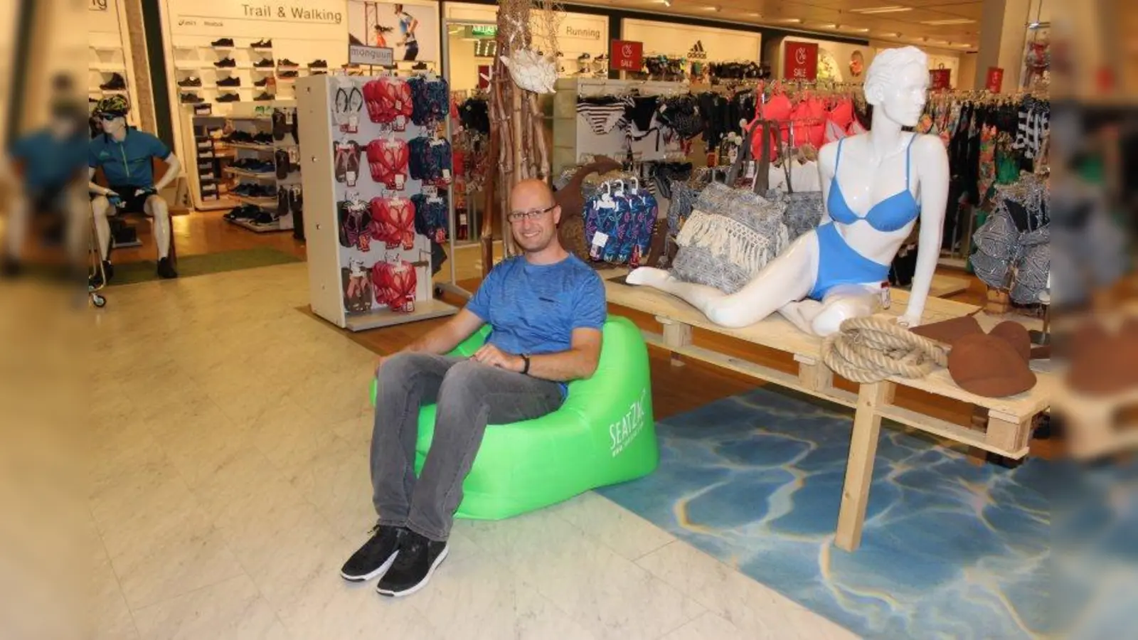 Mark Müller, Mitarbeiter der Sportabteilung der Galeria Kaufhof am Rotkreuzplatz, testet den SeatZac. (Foto: sb)