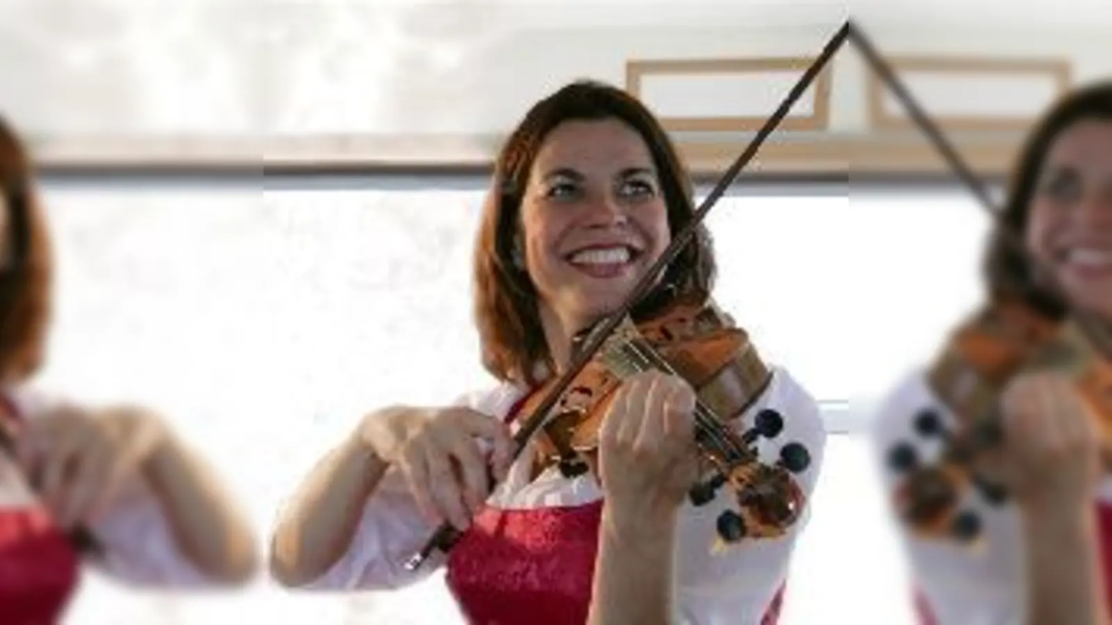 Kommt mit der Couplet-AG und dem Niederbayerischen Musikantenstammtisch am Abend des 19. Oktober zum Jubiläumsfest »60 Jahre Moosacher Anzeiger«  Traudi Siferlinger.	 (Foto: Thomas Merk)