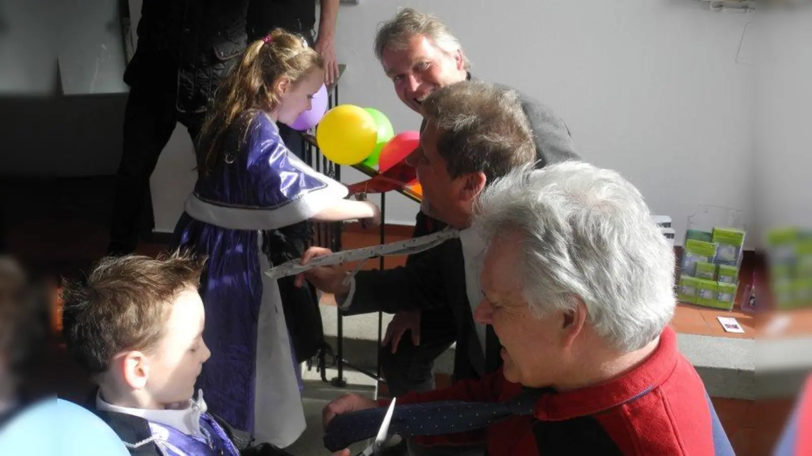 Das junge Prinzenpaar erbeutete im Rathaus Krawatten. (Foto: Gemeinde Neuried)