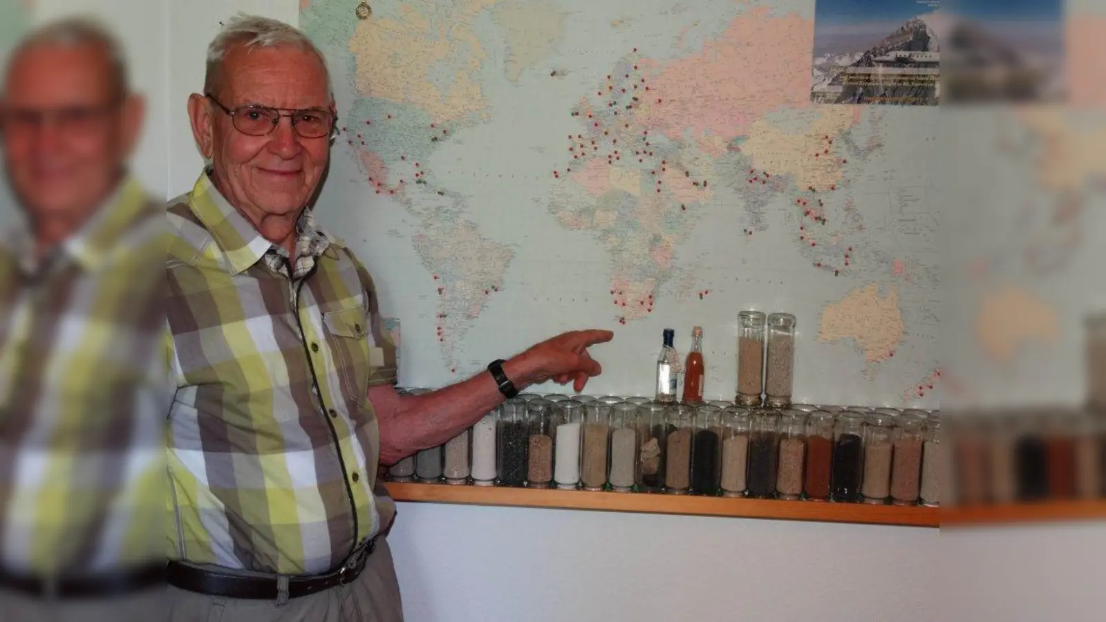 Seine Reiseziele hat Peter Funke auf der Landkarte markiert. Darunter stehen 52 Gläser, gefüllt mit Sand aus aller Welt. (Foto: tab)