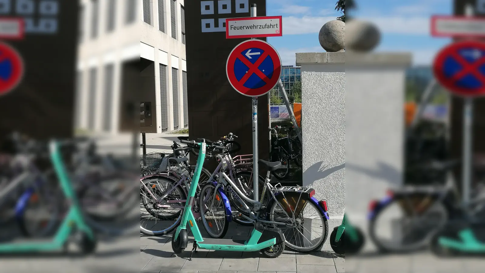 Sind nach wie vor recht beliebte Abstellplätze (auch) für E-Scooter: Feuerwehrzufahrten (aufgenommen am 19. August in der Moosacher Straße). (Foto: job)