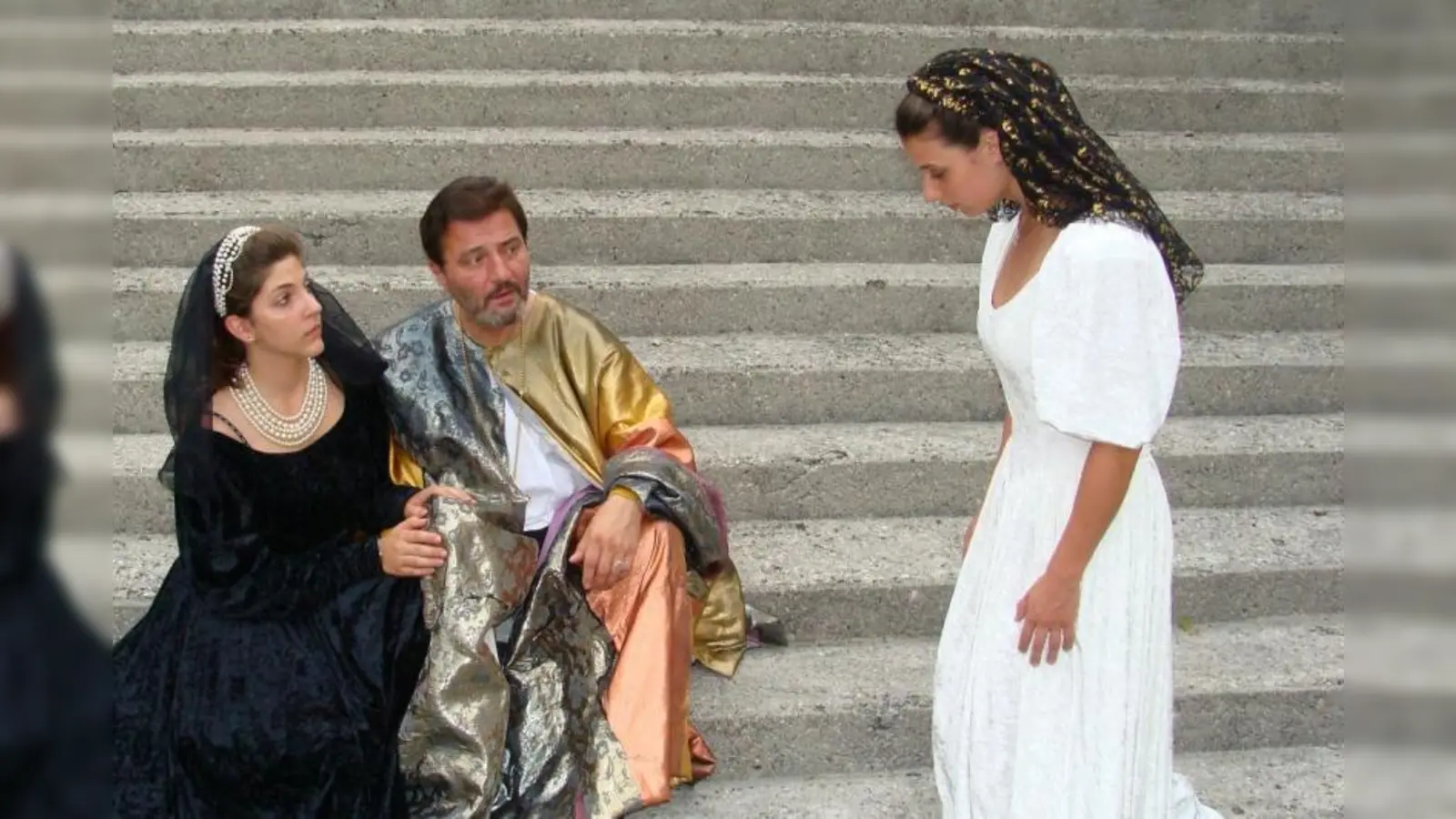 Die eine kommt, die andere muss gehen: Heinrich VIII. und zwei seiner Frauen. (Foto: ensemble-theater)