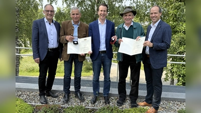 Bei der Feierstunde im Landratsamt v.l.: Bürgermeister Michael Sturm, Anton Wunderl (beide Weßling), Landrat Stefan Frey, Hermann Jäger (Herrsching) und Andreas Schäffler, Leiter des Vermessungsamts Landsberg am Lech.  (Foto: pst)