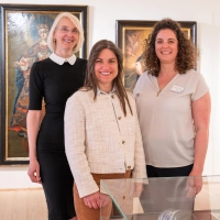 Museumsleiterin Eva Willberg, Oberbürgermeisterin Monika Schwind und Dr. Veronika Winkler bei der Vernissage der neuen Sonderausstellung „Mit allen Sinnen – Die Geschichte des Asamgebäudes“ (von links). (Foto: Dirk Daniel Mann)