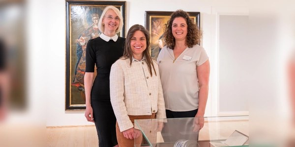 Museumsleiterin Eva Willberg, Oberbürgermeisterin Monika Schwind und Dr. Veronika Winkler bei der Vernissage der neuen Sonderausstellung „Mit allen Sinnen – Die Geschichte des Asamgebäudes“ (von links). (Foto: Dirk Daniel Mann)
