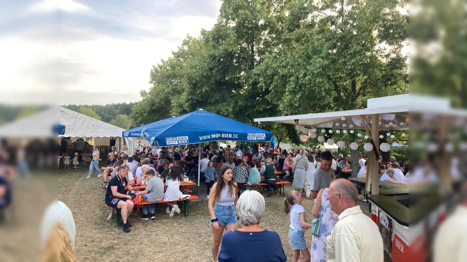 Gemütliche Biergartenatmosphäre im Schlossgarten Mauern. (Foto: KLJB Mauern)