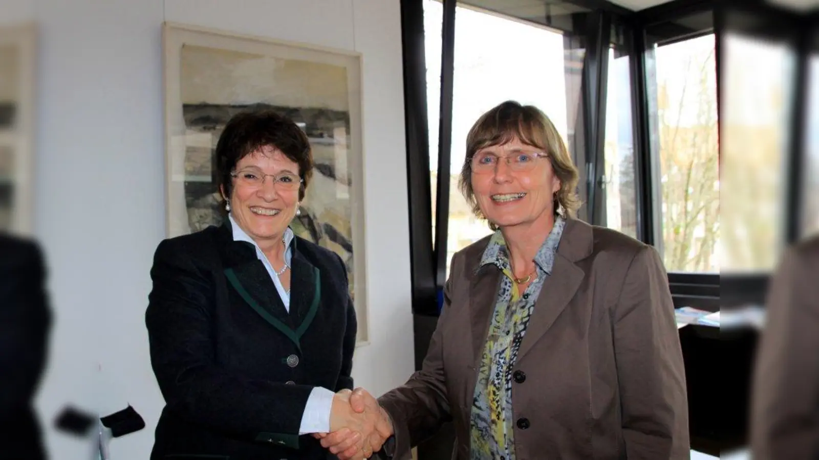 Herzlich willkommen im Rathaus: Bürgermeisterin Brigitte Kössinger (l.) empfängt die neue Gautinger Kämmerin Heike Seyberth. (Foto: us)