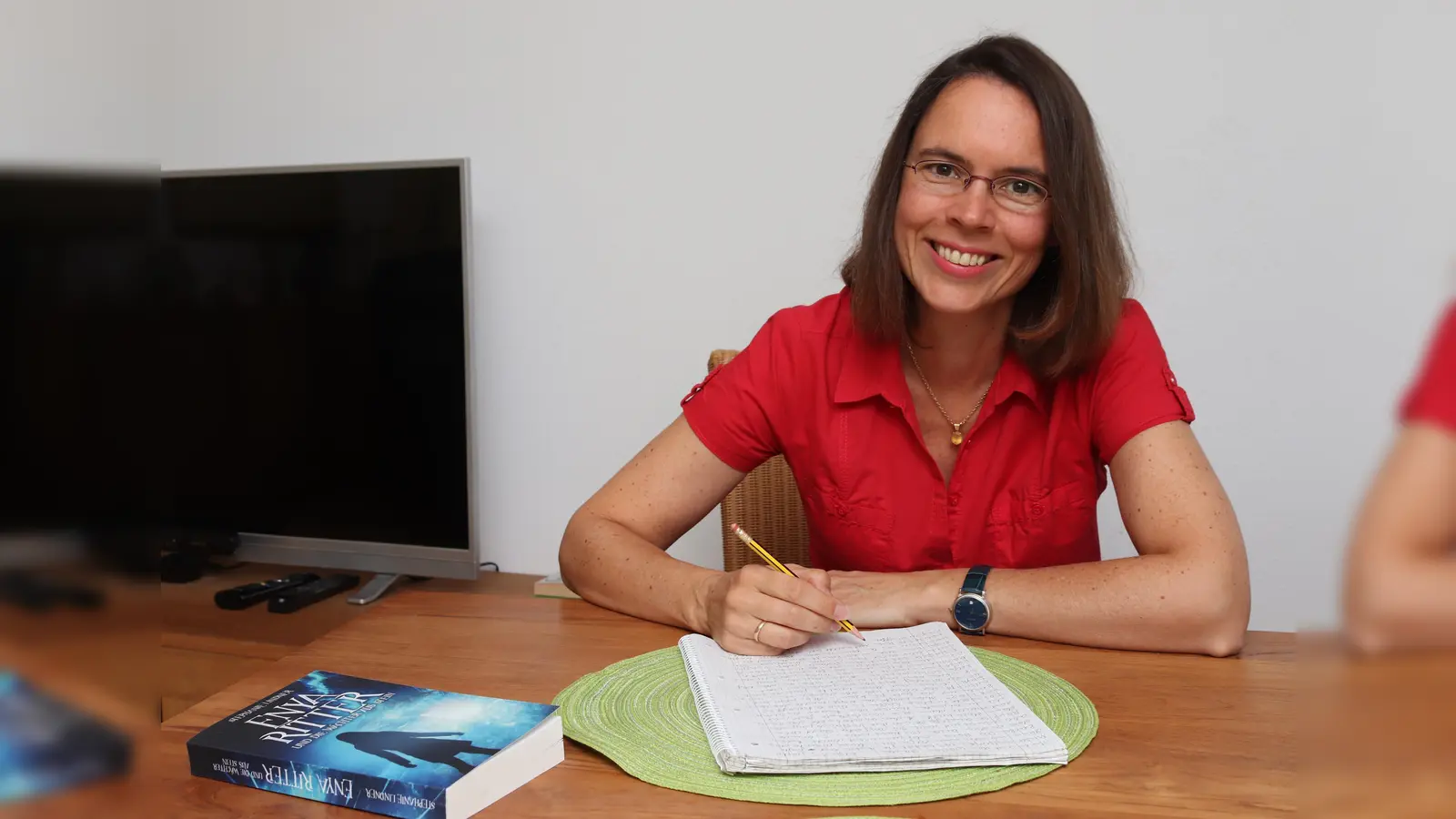 Der Schreibblock steht am Anfang eines 300 Seiten starken Romanes: Stephanie Lindner schreibt nach alter Schule tatsächlich noch mit dem Bleistift. (Foto: kw)