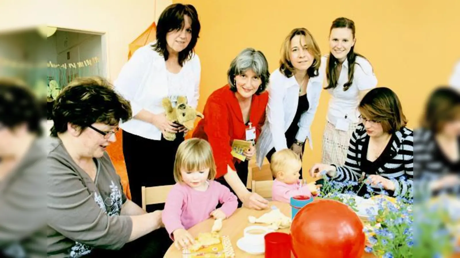 Kinder und Tagesmütter feierten mit Erzieherin Hannelore Fassmann, der Leiterin des Tageskindertreffs Brigitte Stolz-Przibylla und den Erzieherinnen Simone Kiewel und Birgit Möckl.   (Foto: Hirt)