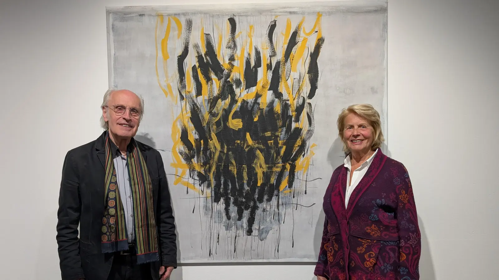 Kurator Hansjürgen Gartner und die Künstlerin Brigitte Siebeneichler vor ihrem Bild FIRE. (Foto: privat)