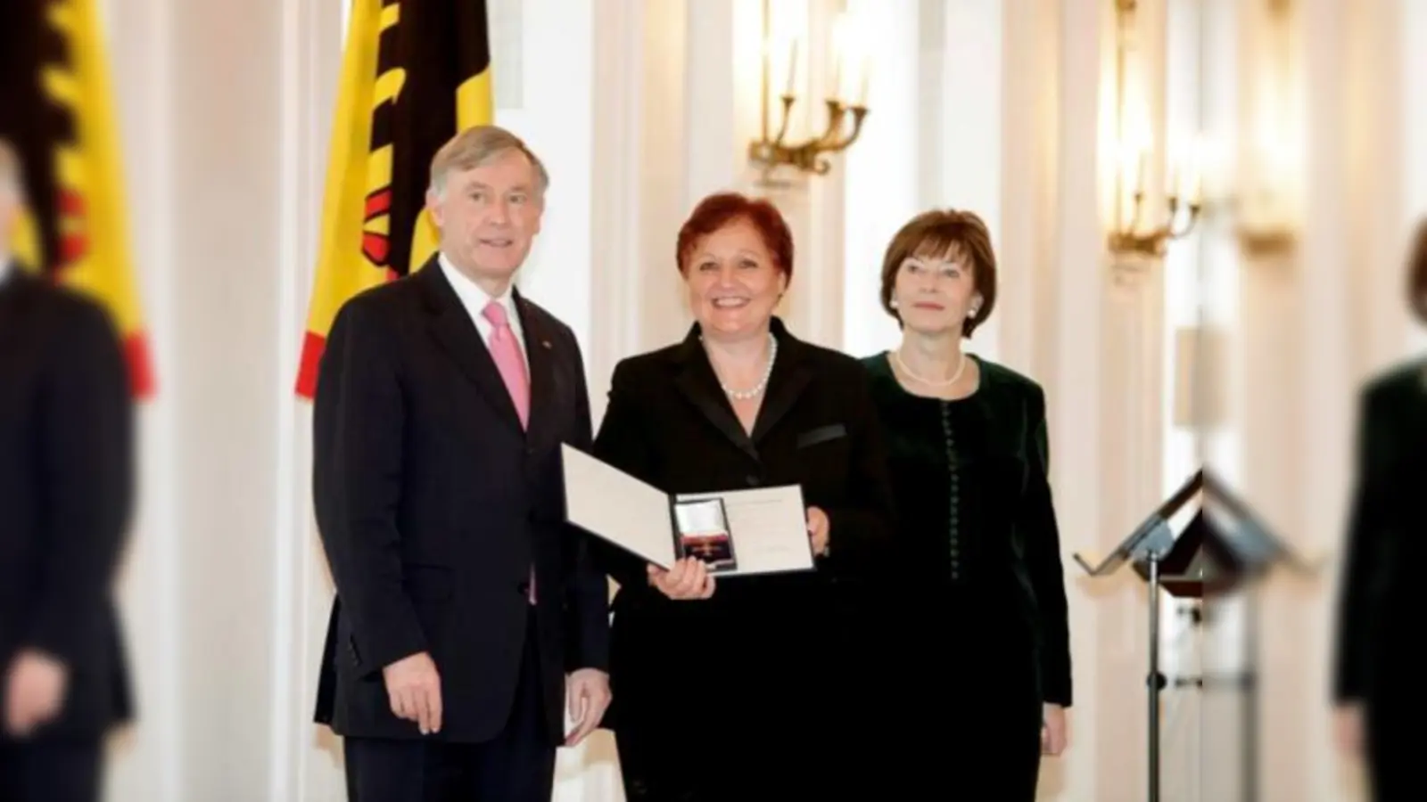 Erika Schindecker (M.) bekam von Horst Köhler das Bundesverdienstkreuz überreicht. Das Bild zeigt die beiden mit Köhlers Frau Eva im Schloss Bellevue.	 (Foto: Bildstelle/Presse- und Informationsamt der Bundesregierung)