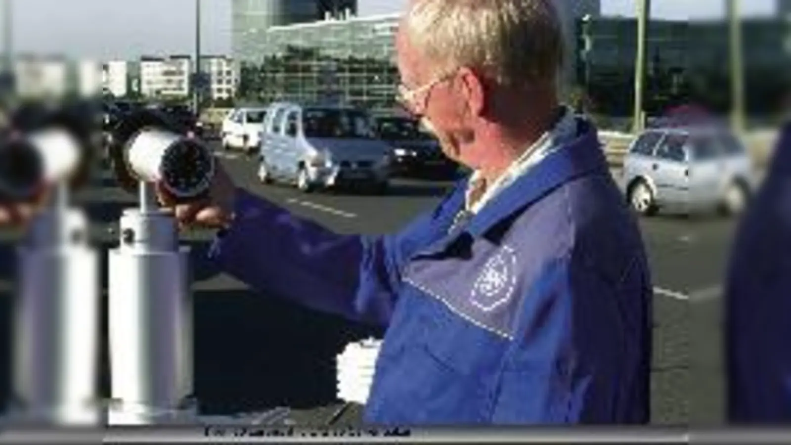 Mit diesen Geräten wird die Feinstaubbelastung durch den TÜV gemessen: Unterföhring hat zwar kritische Bereiche, aber hält die EU-Grenzwerte ein.  (Foto: TÜV Süd und ADAC)