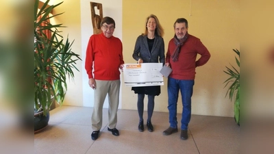 Erich Kopatsch (links), zweiter Vorsitzender des Hechendorfer Männergesangsvereins, sowie Kassierer Dieter Doch übereichten Stepahnie Poetter, Vorsitzender der Hechendorfer Blasmusik, ihre gesammelten Spenden. (Foto: MGV Hechendorf)