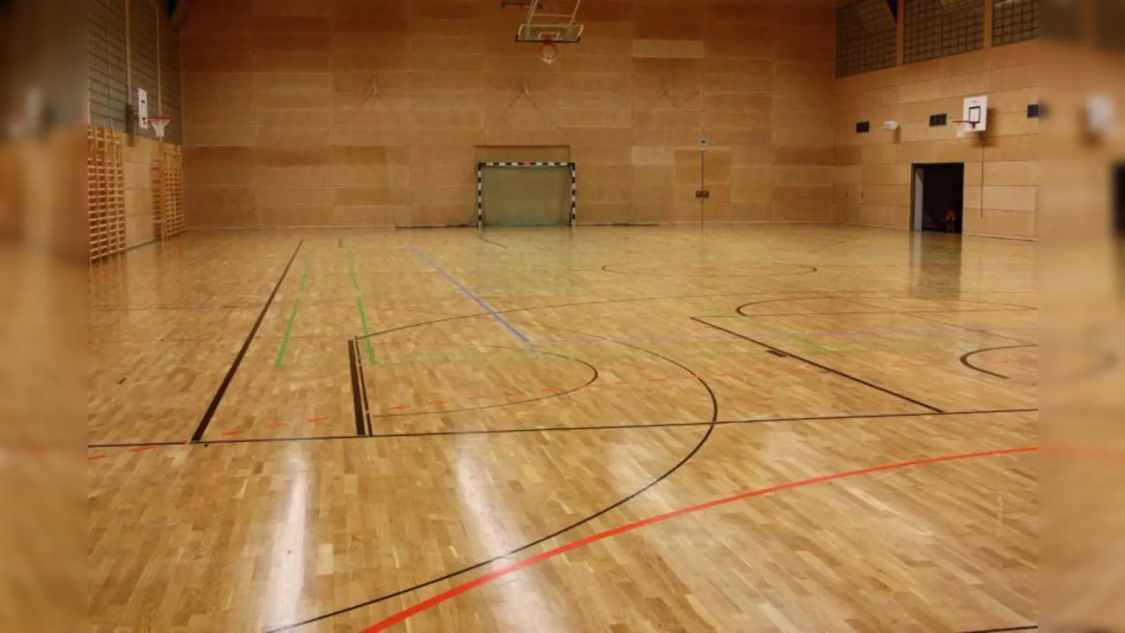 Der DJK Sportbund freut sich über die renovierte Sporthalle. Sie sei jetzt die schönste in der Landeshauptstadt, heißt es vom Verein. (Foto: Helmut Handwerker)