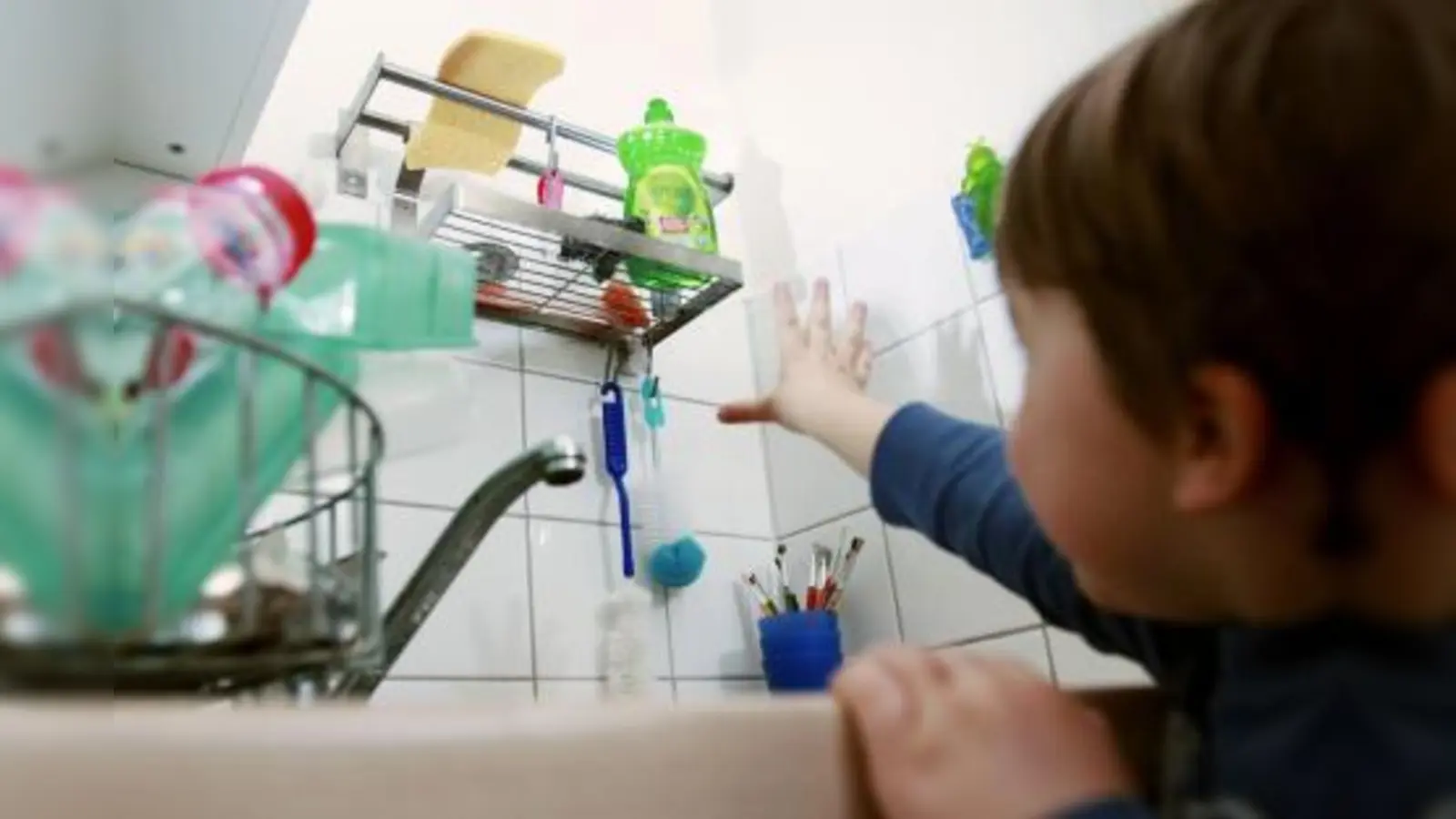 Gefährlich! Leuchtend bunte Spülmittel-Flaschen üben auf Kinder einen großen Reiz aus. Foto: Johanniter/Jan Dommel