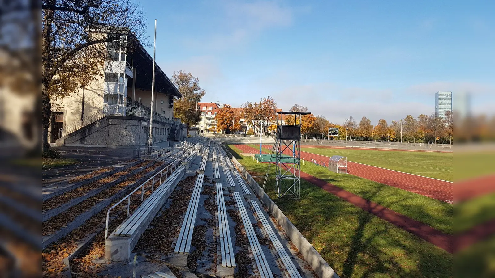 Im Dantestadion fliegt regelmäßig der Football, aber der Fußball rollt hier schon lange nicht mehr. Die Stadtratsfraktion SPD/Volt fordert nun, die Tauglichkeit des Stadions für die Fußball-Regionalliga zu prüfen. (Foto: bas)