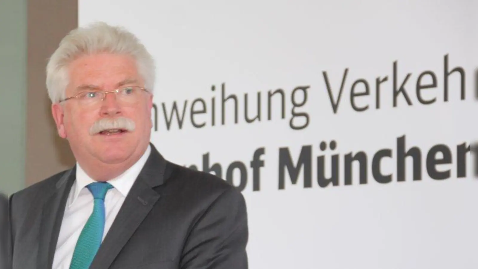 „Jetzt ist die Stadt am Zug”: Minister Martin Zeil wünscht sich die Barrierefreiheit des Pasinger Bahnhofs für alle Bahnhöfe Bayerns. (Foto: FE)