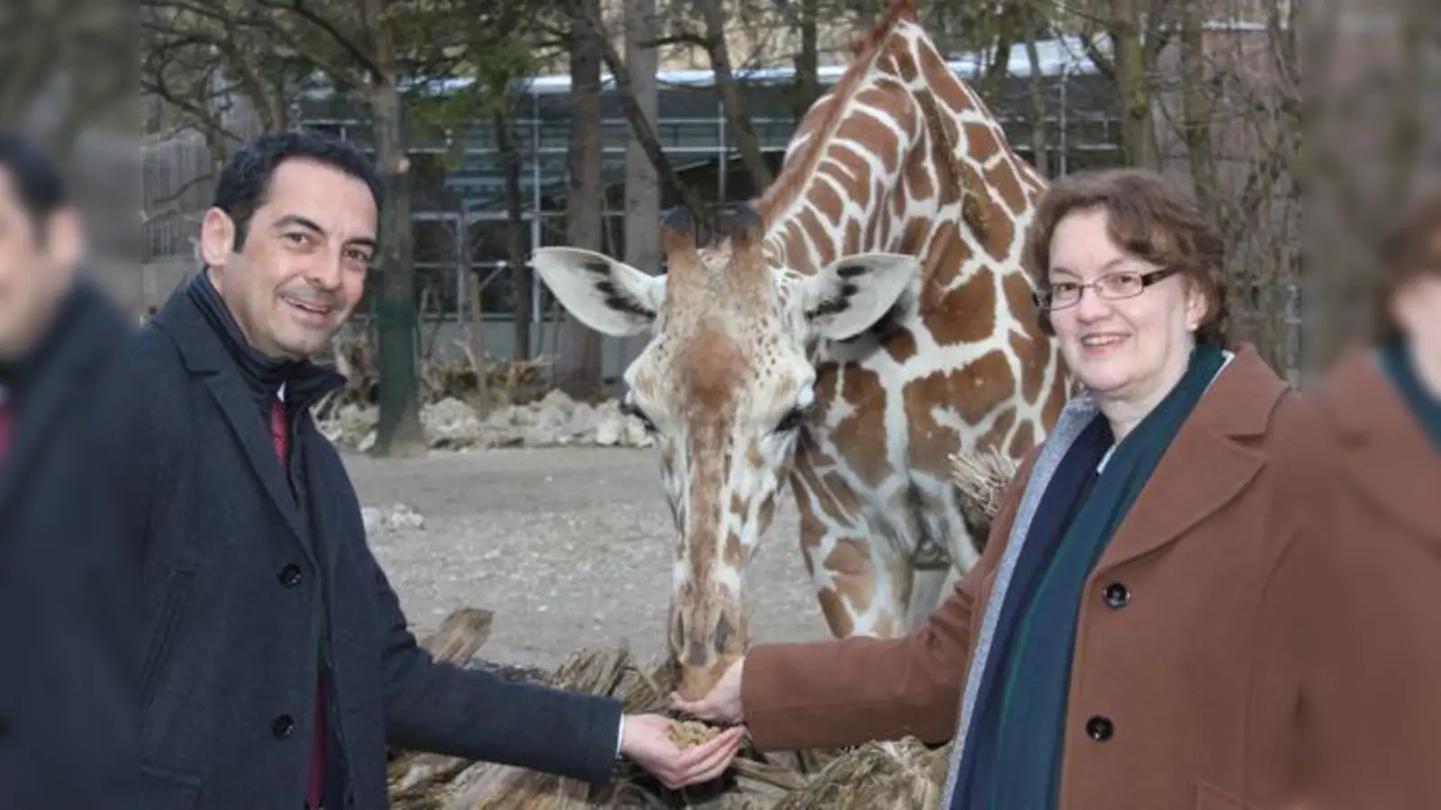 Die Tiere im Tierpark Hellabrunn fressen Christine Strobl und Rasem Baban nicht nur im übertragenen Sinne aus der Hand.	 (Foto: cr)
