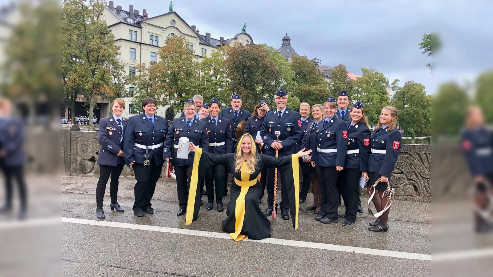 Hier posiert der Spielmannszug der FFW Unterhaching mit dem Münchner Kindl. Auch dieses Jahr sind sie wieder beim Trachten- und Schützenzug mit von der Partie. (Foto: VA)