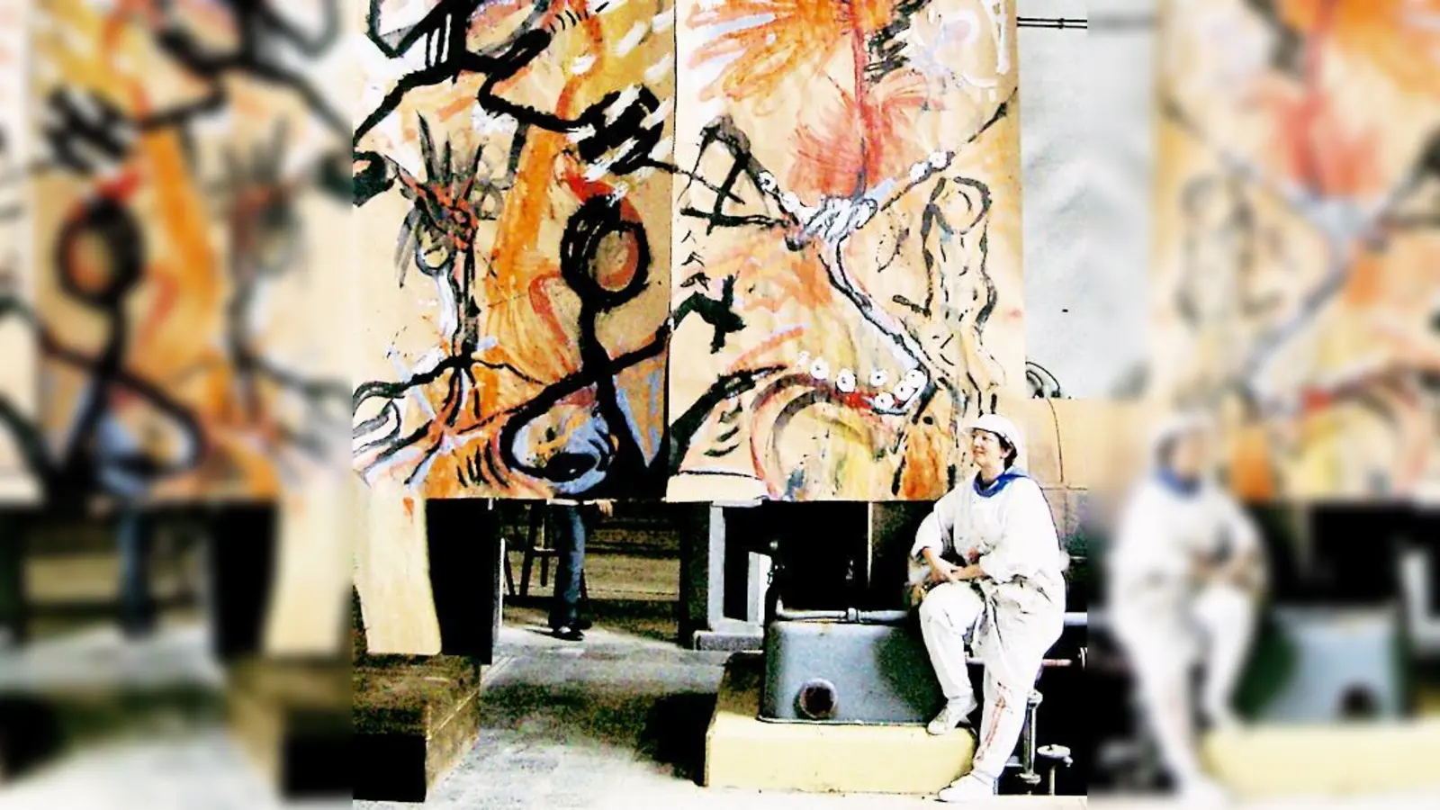 Anlässlich des Geburtstages von Joseph Beuys gibt es vom 14. bis 16. Mai eine Ausstellung im Pelkovenschlössl: Die Künstlerin ADLER A.F. vor einem der Werke, die am kommenden Wochenende zu sehen sein werden. 	 (Foto: VA)