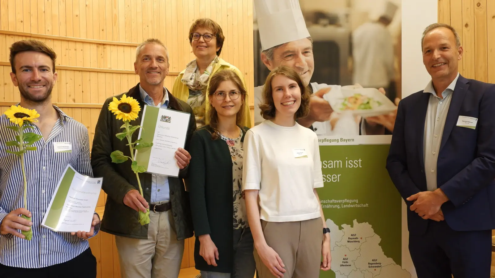Haben erfolgreich für das Gymnasium Feldmoching teilgenommen: Irmgard Reischl (hinten), (v.l.) Josef Erbesdobler (Verpflegungsbeauftragter), Martin Netter (Rektor Gymnasium Feldmoching), Dorothea Kitzeder (Coach), Jessica Koch (Coach) sowie Reinhard Menzel. (F: AELF Ebersberg-Erding)