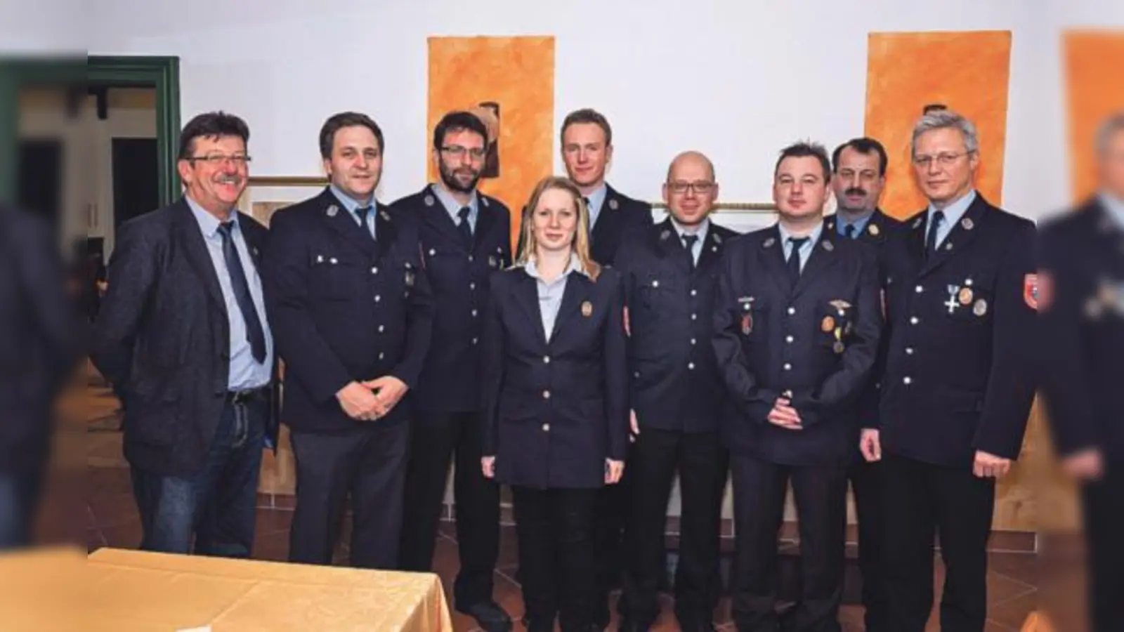 Die alte und neue Vorstandschaft der Freiwilligen Feuerwehrler mit Steinhörings Bürgermeister Alois Hofstetter (links).  (Foto: FFW Steinhöring)