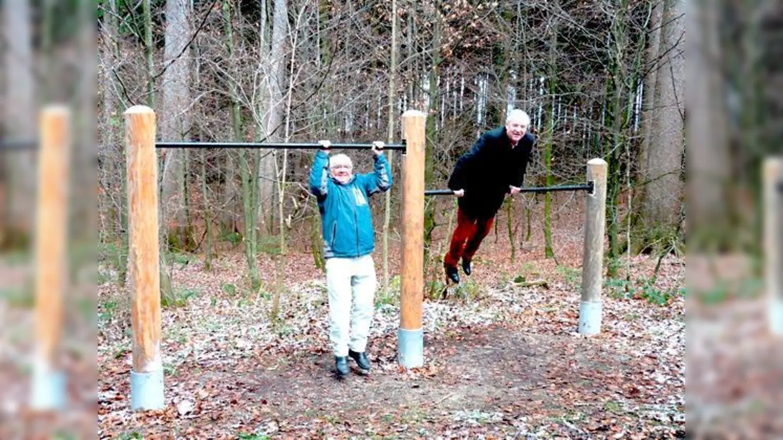 Bürgermeister Walter Brilmayer (rechts) und Sebastian Pöschl haben den renovierten Ebersberger Trimm-Dich-Pfad schon ausprobiert. 	 (Foto: Stadt Ebersberg)