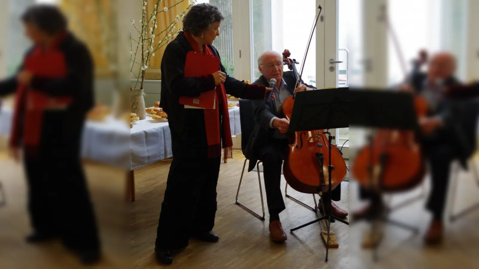 Zur Eröffnungsfeier des neuen, festen Standorts für die Nachbarschaftsarbeit in der „Alten Heimat“ spielte Cellist Dieter Kruse. Links im Bild: Hester Butterfield, Vorsitzende Jane-Addams-Zentrum e.V.. (Foto: kö)