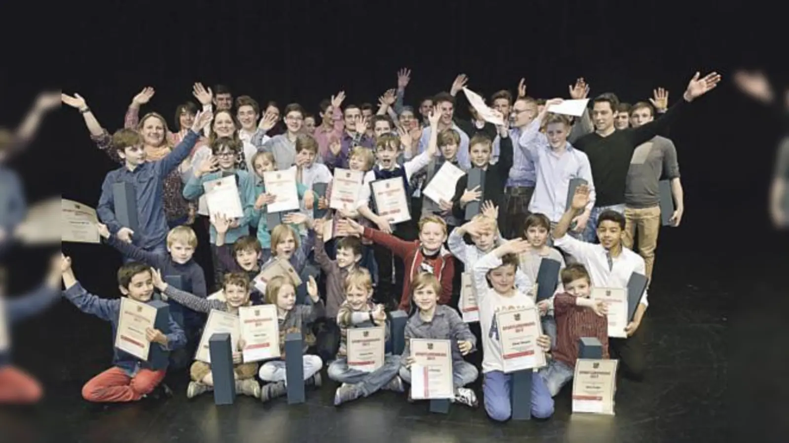 Auch die erfolgreichen männlichen Turner des TSV Unterföhring freuten sich sehr über ihre Ehrung durch die Gemeinde.	             			                       (Foto: Gemeinde UFG/Fö)