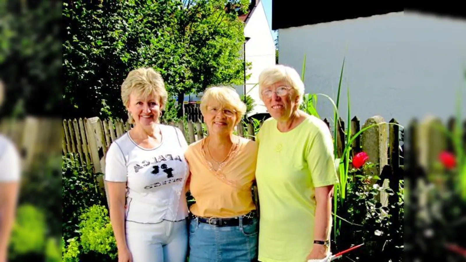 Gewinnerin Luise Helmich (Bildmitte) mit ihren Nachbarinnen Gabriele Meergans (l.) und Franziska Hiermaier (r.)	 (Foto: Woschée)