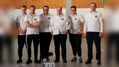 Die erfolgreichen Sauerlacher Bogenschützen freuen sich über ihren hervorragenden dritten Platz. (Foto: Privat)