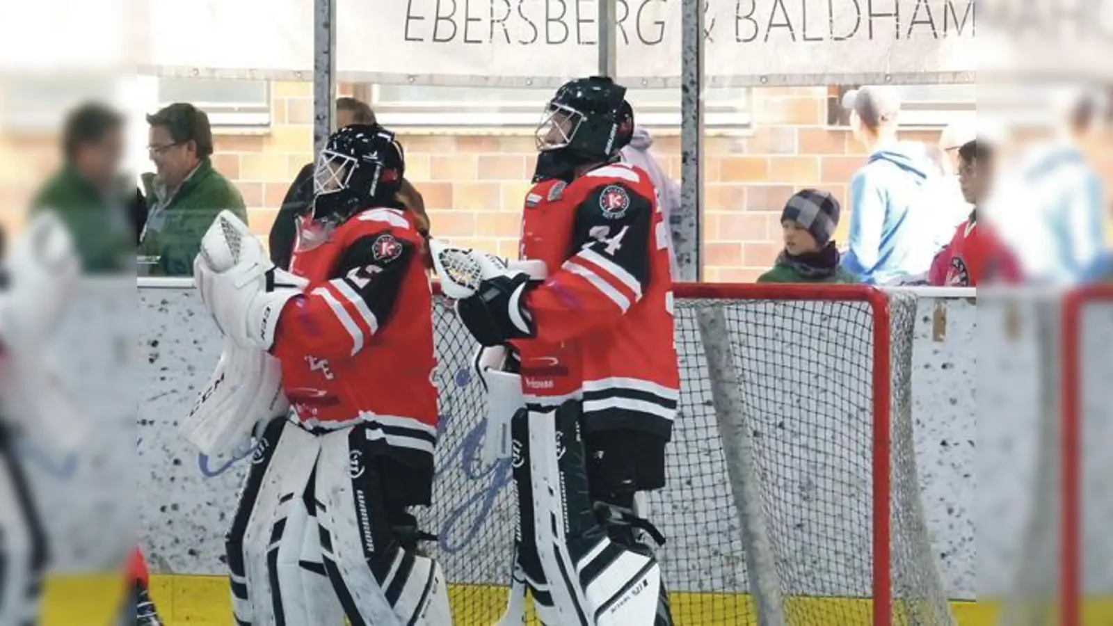 Die »Doppel-Eins« des EHC Klostersee hat sich bewährt: Die beiden Torhüter Lisa Hemmerle (links) und Dominik Gräubig.	 (Foto: smg / CU)