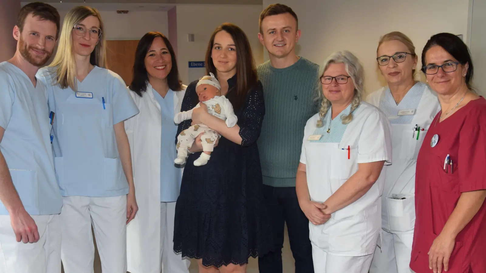 Für Assistenzarzt Theo Hack, Oberärztin Dr. Veronika Pokorny, Chefärztin Dr. Helen Budiman, Mama Agnesa Shehaj, Papa Hasan Shehaj, Stationsleitung Marion Bartels, Krankenschwester Velichka Paunova und Hebamme Maria Seidl (von links) ist Valentin ein besonderes Baby: das erste des Jahres 2024.<br> (Foto: Kreisklinik EBE)