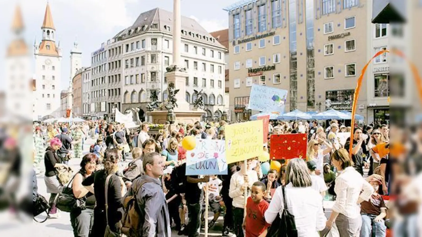 Viele Kinder und Jugendliche machten am Marienplatz aufmerksam auf die Wichtigkeit der Jugendarbeit. 	 (Foto: VA)