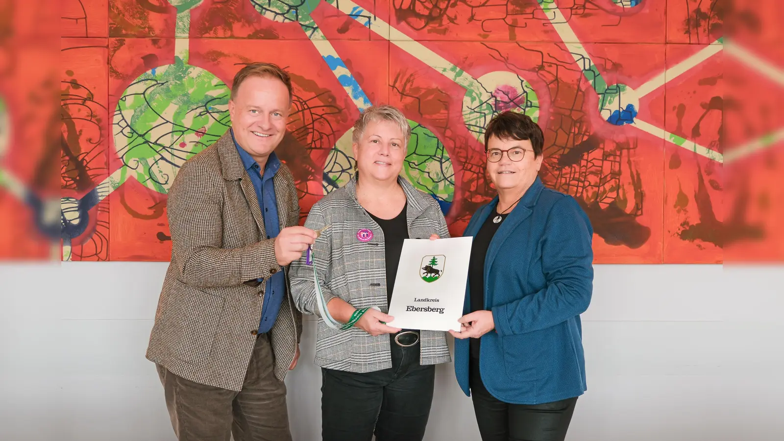 Landrat Robert Niedergesäß, Elke Zahner-Meike (Vorständin Frauen helfen Frauen) und Marion Wolinski (Abteilungsleiterin Soziales) bei der Schlüsselübergabe für ein Frauenhaus in Ebersberg.  (Foto: Landratsamt Ebersberg)