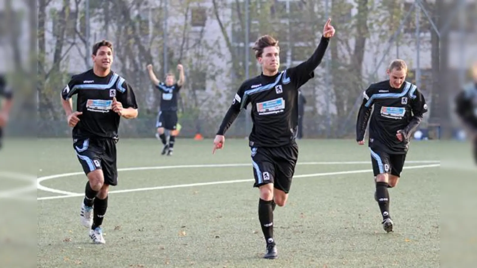 Haben auch Freude am Hallenkick: die Amateurspieler des TSV 1860 München III.  (Foto: A. Wild)
