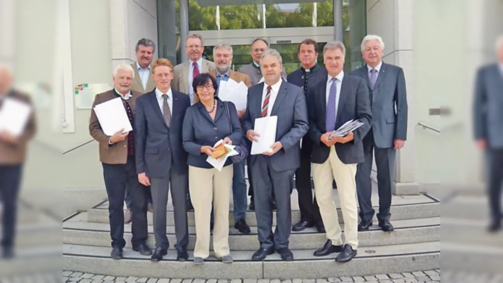 Andreas Hallmannsecker (1. Bgm. Valley), Dr. Michael-Martin Schmid (Rotary), Jakob Egelseder (1. Bgm. Otterfing), Leonhard Wöhr (1. Bgm. Weyarn), Pater Stefan Hvalik (Rotary), Hans Härtl (Rotary);  (Foto: Bernhard Wolf (Rektor der Grund- und Mittelschule V)