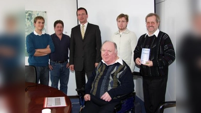 Die neue Homepage des Germeringer Behindertenbeirats sowie das Reiseprogramm von „Raus aus dem Haus“ wurde im Rathaus vorgestellt durch: (von links) Zivi Daniel Schock, Burkhard Reinsch, EDV-Fachmann  bei der Stadtverwaltung, Oberbürgermeister Andreas Haas, „Raus aus dem Haus“-Initiator und -Organisator Hermann Sickinger, Web-Designer Fabian Huber und Hansjörg Huber, Vorsitzender des Behindertenbeirates. (Foto: Eva Schraft)