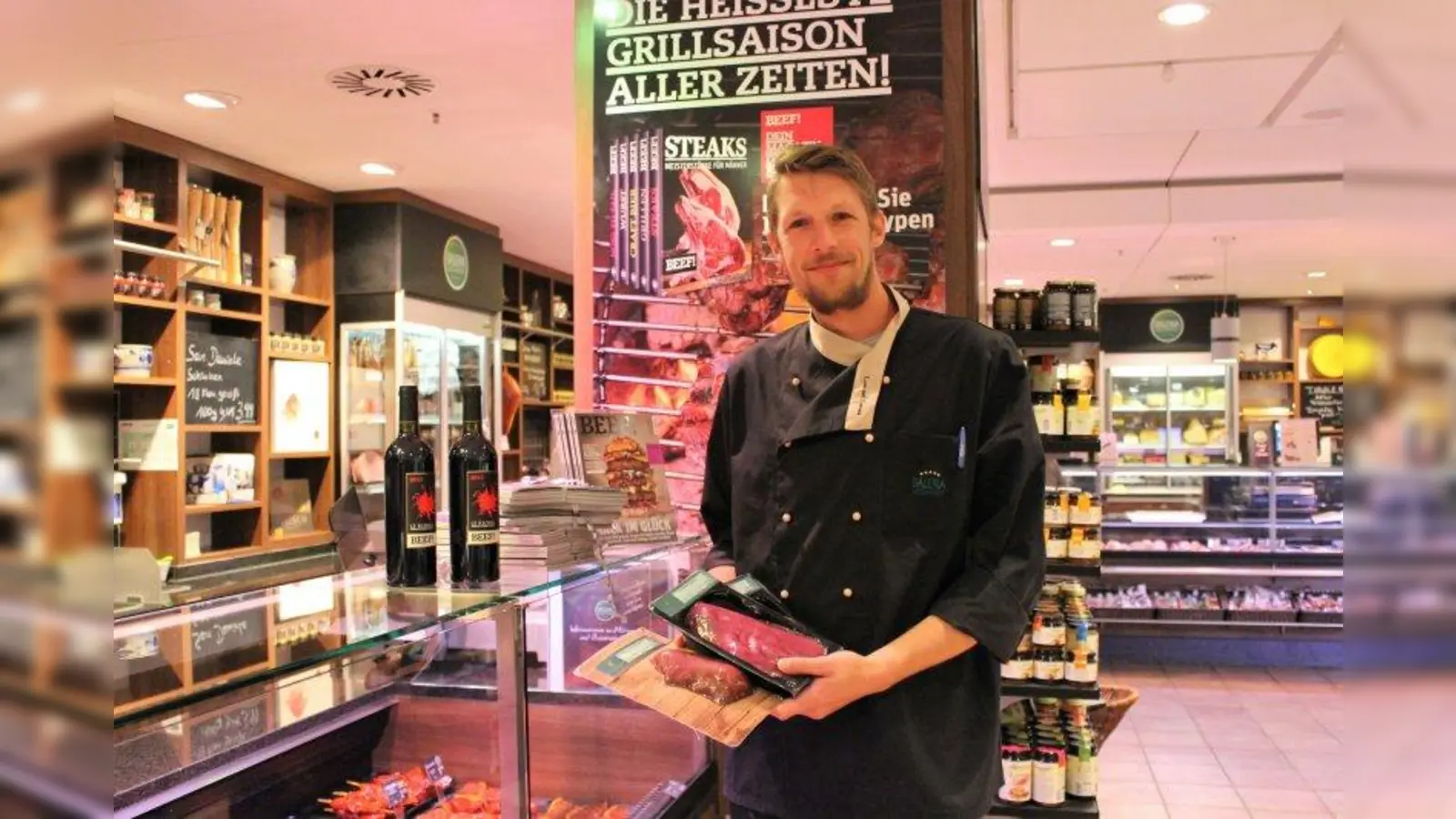 Robert Becker, Metzger der Lebensmittelabteilung in der Galeria Kaufhof am Rotkreuzplatz, empfiehlt Wildfleisch aus der Wildspezialitäten-Manufaktur Achim Densing. (Foto: sb)